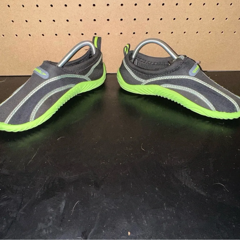 SLIP ON WATER SHOES SPEEDO Black w/LIME GREEN KIDS Med. Size 2/3